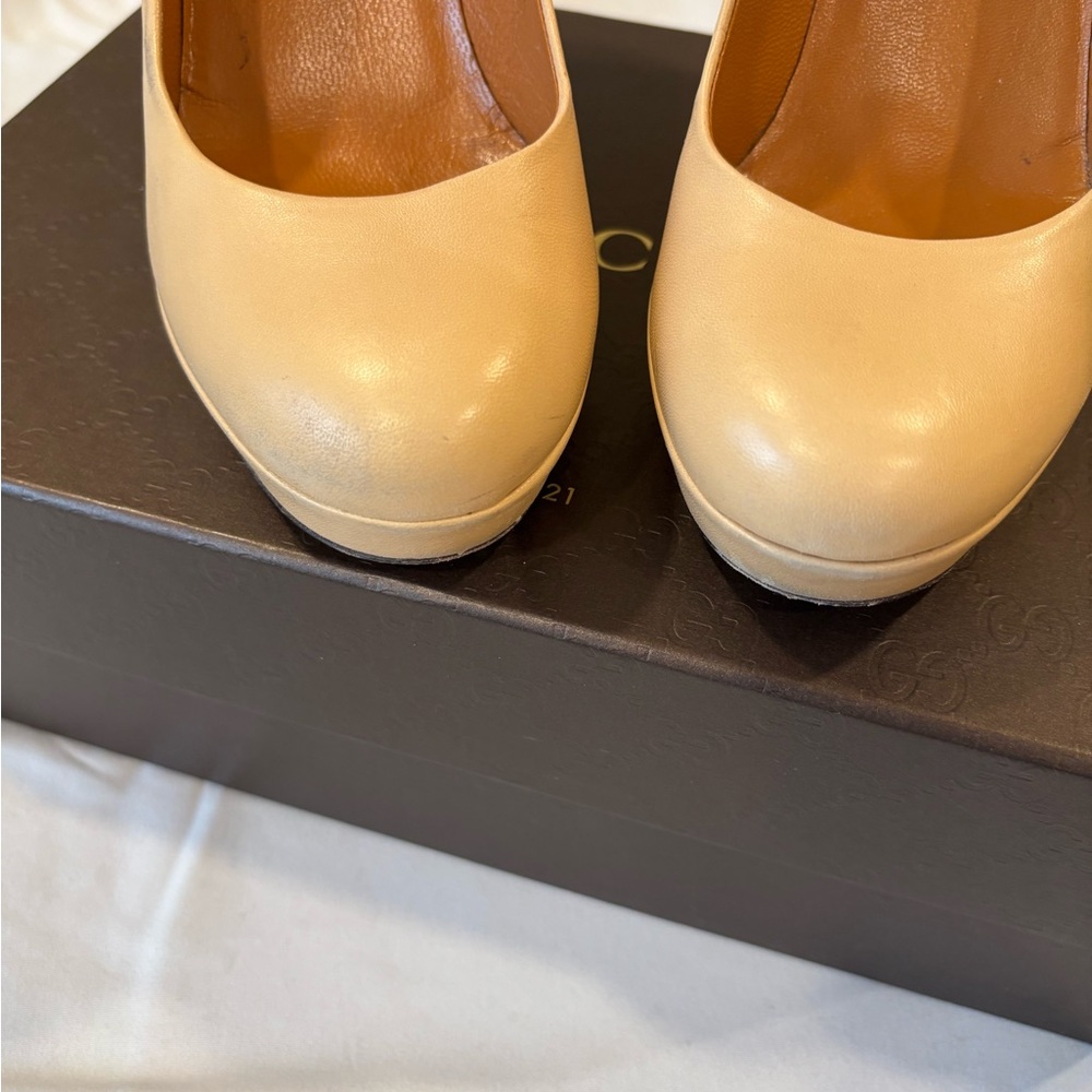 Gucci Women's Beige Leather Heels - Picture 6 of 10